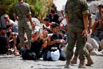 La Legión detiene y concentra a grupos de inmigrantes en Ceuta para deportarlos: «Te podría mentir, pero los llevamos a la frontera»