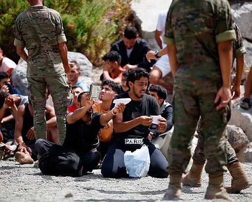 La Legión detiene y concentra a grupos de inmigrantes en Ceuta para deportarlos: «Te podría mentir, pero los llevamos a la frontera»