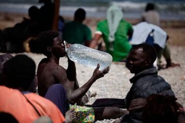 Entrada de inmigrantes a Ceuta desde Marruecos, en directo | Entre 2.500 y 5.000 migrantes, según las fuentes, siguen en Ceuta tras la entrada masiva del pasado jueves