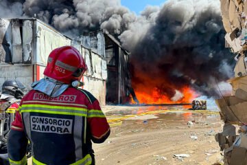 Nube tóxica en Zamora: el incendio de una planta de residuos en Roales obliga a enviar una alerta ES-Alert a cuatro municipios