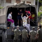 Entrada de inmigrantes a Ceuta desde Marruecos, en directo | Vivas eleva la cifra de inmigrantes que entraron el jueves a 80.000, muy similar a la población de Ceuta