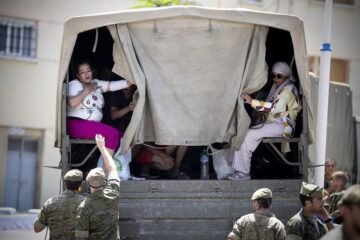 Expulsiones extrajudiciales, pero «voluntarias», en la frontera española: una niña escoltada por soldados hacia Marruecos