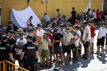 La gran ‘favela’ española con 1.800 menores migrantes en el Tarajal: «Hay niños de siete años que no saben dónde están sus padres»
