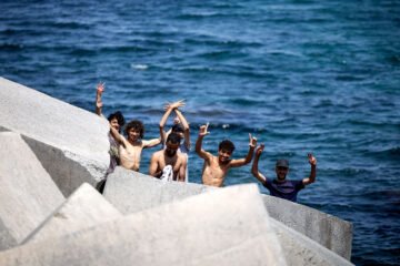 Entrada de inmigrantes a Ceuta desde Marruecos, en directo | Marlaska asegura que en España «se respetan los derechos fundamentales de los menores» llegados a Ceuta