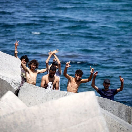 Entrada de inmigrantes a Ceuta desde Marruecos, en directo | Marlaska asegura que en España «se respetan los derechos fundamentales de los menores» llegados a Ceuta