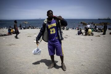 El drama de Mussa entre cientos de africanos varados en la playa del Trampolín: «Mis cuatro amigos murieron tratando de cruzar»