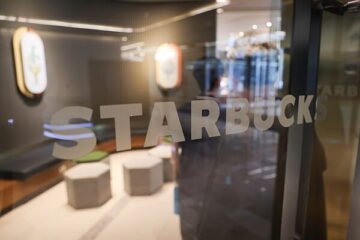 La Policía surcoreana registra las oficinas de Starbucks tras una polémica campaña que evocó una masacre