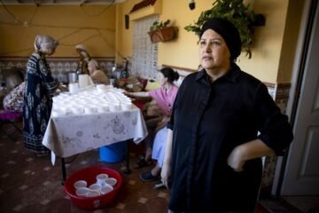 Los 400 hijos de Sabah en Ceuta: la empresaria da pan, ropa y aseo en su casa 14 horas al día