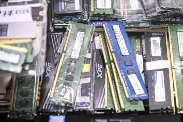 La economía, colgada de un chip