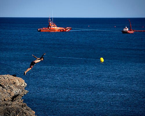 Muere un migrante que intentaba entrar a Ceuta en un parapente y cayó al mar