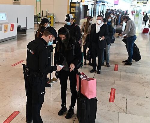 El sindicato mayoritario de la Policía Nacional critica la imposición de controles a los viajeros de Italia: «Sólo responde a una vendetta política»