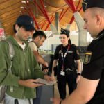Atrapados a 40 grados en el aeropuerto de El Prat: la «bienvenida» a los italianos por el pulso entre Sánchez y Meloni