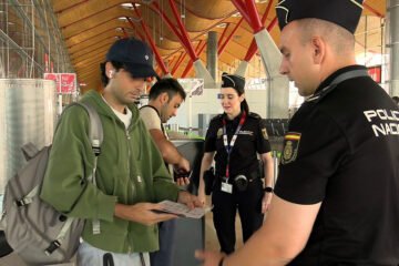 Atrapados a 40 grados en el aeropuerto de El Prat: la «bienvenida» a los italianos por el pulso entre Sánchez y Meloni