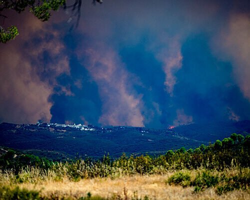 Evacuado Los Madroños (Sevilla) por el incendio de Niebla (Huelva), que está «fuera de capacidad de extinción»