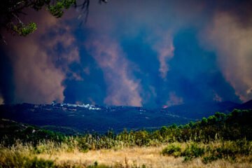 Evacuado El Madroño (Sevilla) por el incendio de Niebla (Huelva), que está «fuera de capacidad de extinción»
