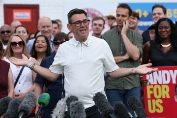 Burnham quiere reformar el Estado del Bienestar británico con solo 8.200 millones de margen