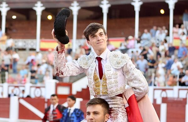 Sergio Rollón cierra por la Puerta Grande una gran Feria de Begoña