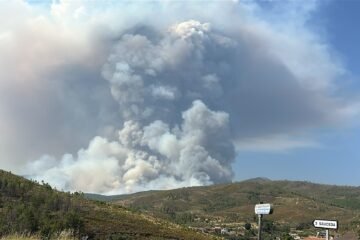 El incendio de Las Hurdes arrasa 1.600 hectáreas, aunque la situación ha mejorado durante la noche