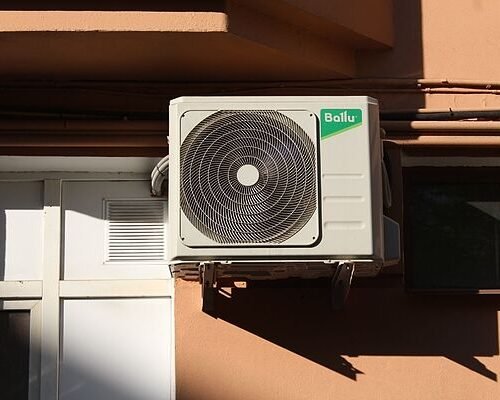 La Ley de Propiedad Horizontal lo confirma: puedes reclamar si el aire acondicionado del vecino gotea sobre tu terraza