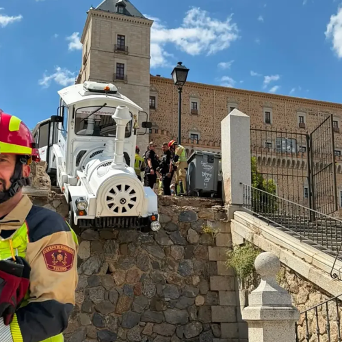 El tren turístico de Toledo se pone en marcha sin conductor, atropella a un turista y queda suspendido junto al Alcázar