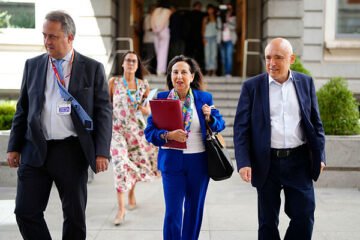 Robles pide «disculpas» a los ceutíes «que se sienten abandonados» y advierte con insistencia a Marruecos: «Son ciudades españolas e intocables»