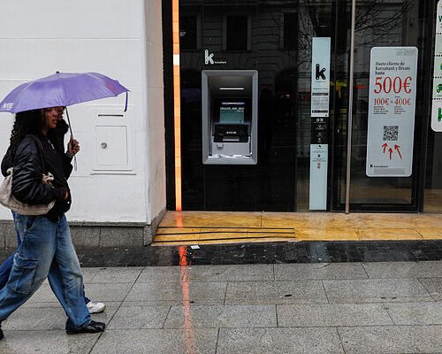 Los bancos españoles aligeran plantilla y oficinas en pleno despliegue de la IA: casi 7.000 salidas y 440 sucursales menos en otro año de resultados récord