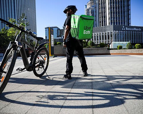 Uber Eats sigue usando repartidores autónomos siete meses después de comprometerse a cumplir con la Ley Rider y apunta ahora a fin de año para terminar la transición