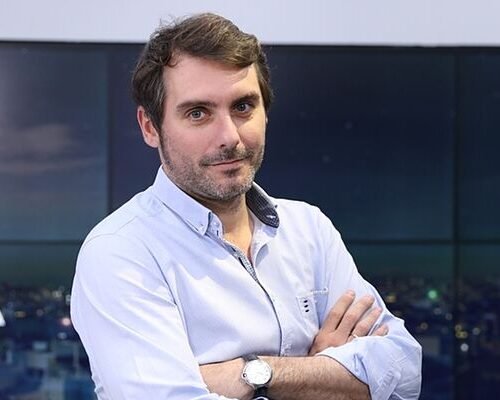 Rafa Latorre arranca sus madrugones con toda una declaración de intenciones:  el nuevo hombre de las mañanas de Onda Cero se estrena este lunes desde Ceuta