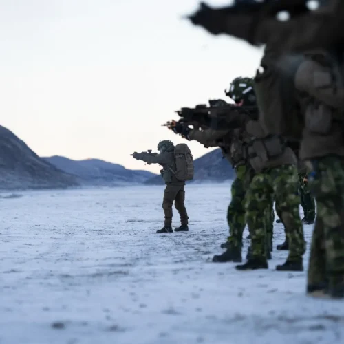Llegan a Groenlandia los primeros reclutas de Dinamarca que harán el servicio militar en la isla tras las amenazas de Trump