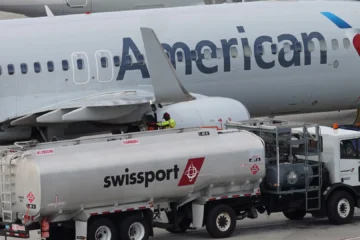 Los neumáticos de un avión de American Airlines explotan al aterrizar en Chicago