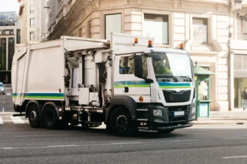 Tira por error a la basura un billete de Lotería premiado con un millón de euros y logra recuperarlo entre seis toneladas de residuos