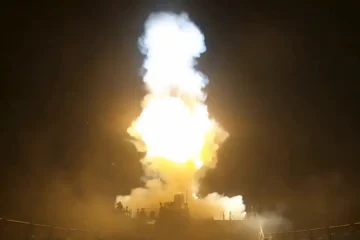 Un proyectil impacta contra un buque en el estrecho de Ormuz
