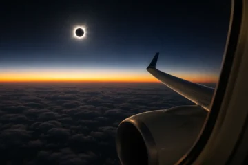 ¿Podré ver el eclipse solar total si estoy en un vuelo? Esto es lo que ocurrirá si este fenómeno te pilla en un avión el 12 de agosto
