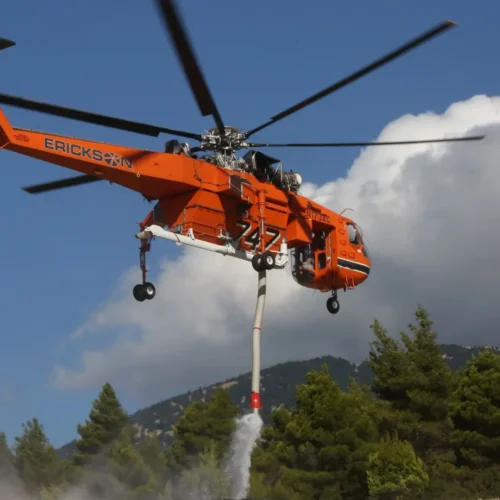 Dos helicópteros que trabajaban intentando apagar un incendio en Atenas colisionan en el aire
