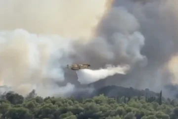 Un coche en llamas provoca un incendio forestal y obliga a evacuar a un centenar de personas en el sur de Francia