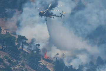 El gran incendio al oeste de Atenas comienza a remitir tras calcinar más de 12.600 hectáreas, aunque se mantiene la alerta