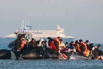 Rescatan a más de 150 migrantes a la deriva en aguas del Canal de la Mancha tras incendiarse una embarcación