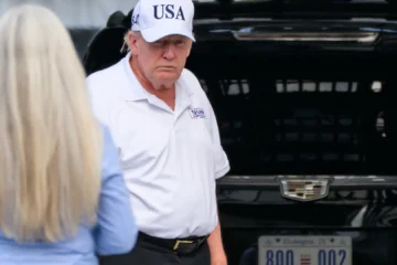 Detienen a un hombre armado en el club de golf de Trump en Los Ángeles poco antes de su visita al campo