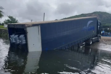 Incautado un tráiler semisumergido en el río Miño con una posible narcolancha oculta en su interior