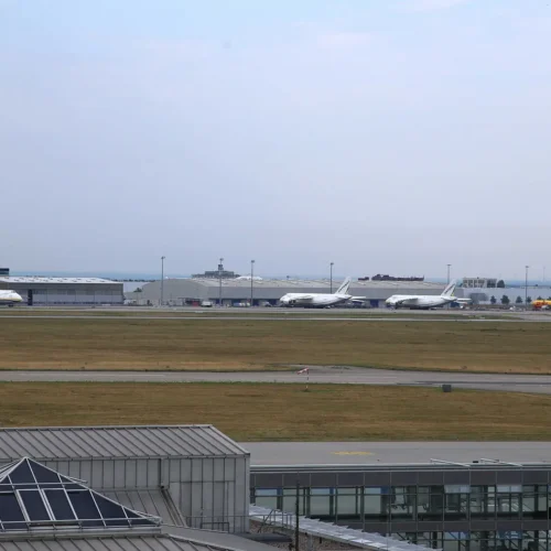 Alemania denuncia la presencia de un dron de origen desconocido en el aeropuerto de Leipzig: un avión «colisionó con algo»