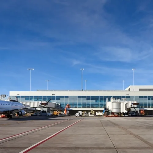 Cinco heridos tras una fuerte turbulencia por mal tiempo que desvió una veintena de vuelos en Colorado