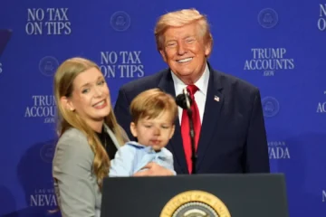 Trump sale corriendo para evitar que un niño caiga del escenario: «No quiero que le pase como a Biden»