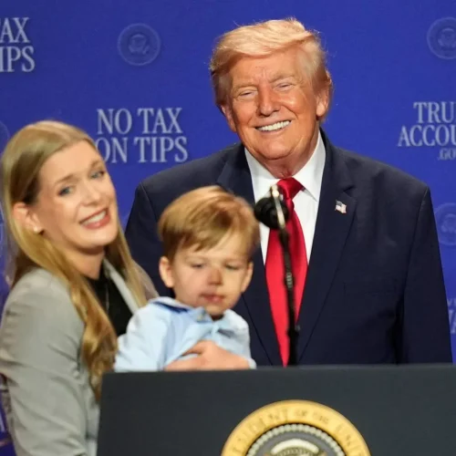Trump sale corriendo para evitar que un niño caiga del escenario: «No quiero que le pase como a Biden»