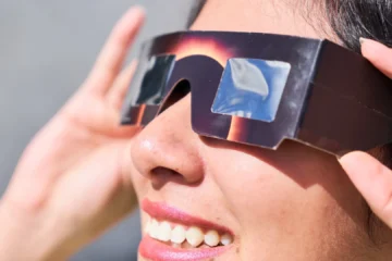 Dónde conseguir gafas gratis para el eclipse: puntos de reparto y cómo saber si son seguras