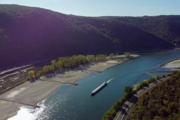 La sequía golpea al transporte de mercancías en el río Rin y Suiza lo redirige por rutas ferroviarias y carreteras