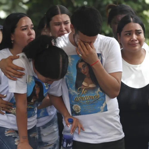 El último abrazo a Yenci, la joven que murió protegiendo a sus hijos durante el terremoto que azotó Colombia