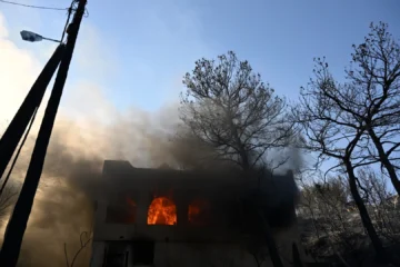 El gran incendio declarado en la isla griega de Salamina deja ya dos muertos y nueve heridos por quemaduras