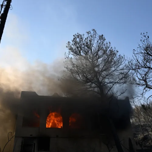 El gran incendio declarado en la isla griega de Salamina deja ya dos muertos y nueve heridos por quemaduras