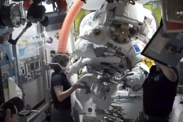 La astronauta francesa Sophie Adenot concluye con éxito su primera caminata espacial
