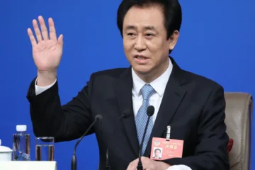El fundador del gigante inmobiliario chino Evergrande, condenado a cadena perpetua
